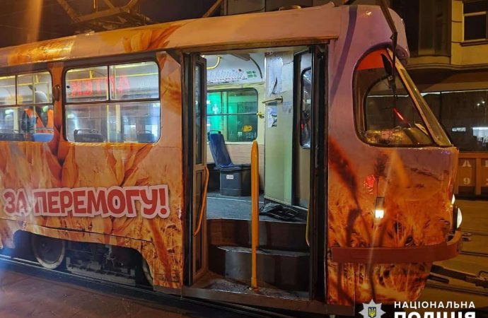 У центрі Одеси хуліган розбив вікно трамвая та побив жінку-водія: як його покарають