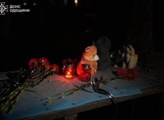 Вечер трагической субботы в Одессе: руины разрушенного дома освещают свечи