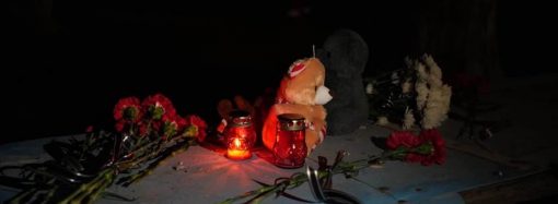Вечір трагічної суботи в Одесі: руїни зруйнованого будинку освітлюють свічки