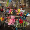 Одесситы массово несут цветы и игрушки к дому, где российский дрон убил 10 человек (фоторепортаж)