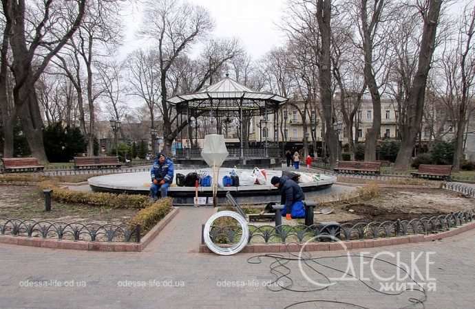 В одеському Міському саду вже готуються до розконсервування фонтана (фотофакт)