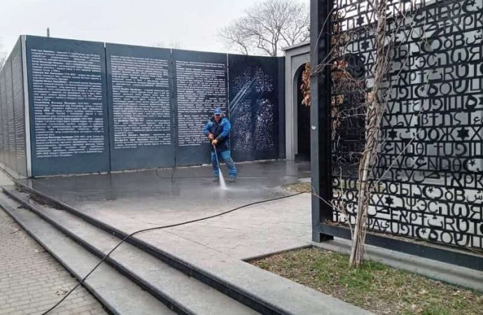 В Одессе моют памятники