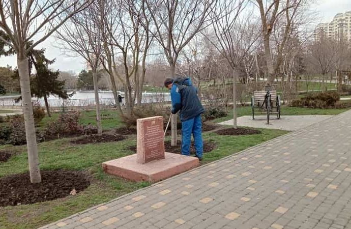 В Одессе моют памятники2