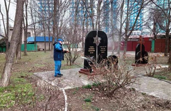 В Одессе моют памятники3