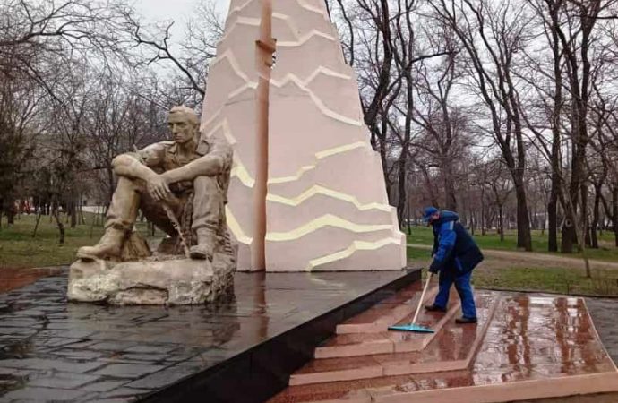 В Одессе моют памятники4
