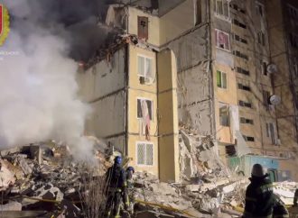 В Одессе дрон разрушил подъезд дома: под завалами люди, есть погибшие (фото, видео)