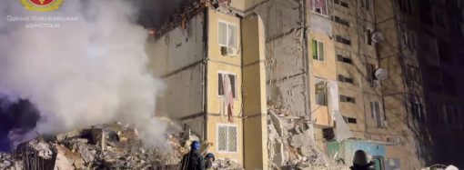 В Одесі дрон зруйнував під’їзд будинку: під завалами люди, є загиблі (фото, відео)