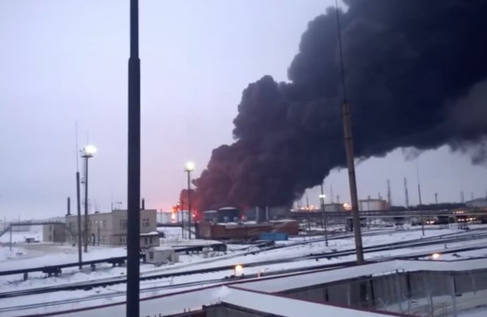 В россии атакованы крупнейшие нефтезаводы и военные аэродромы