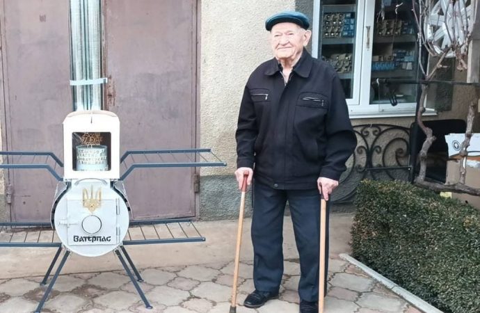 101-річний волонтер: як допомагають воїнам найстарші жителі Тарутиного