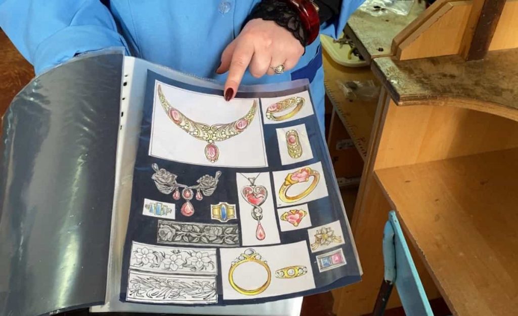 Студентка Академии Ювелирного Искусства демонстрирует свои эскизы