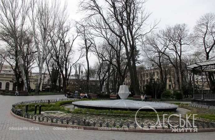 Апрель в Одессе, фонтан в Горсаду