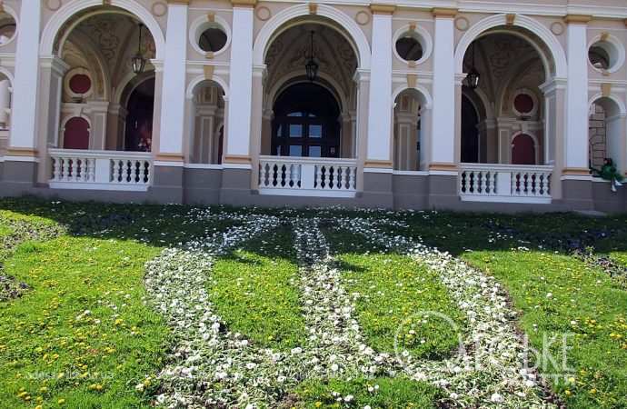 Апрель в Одессе, Оперный