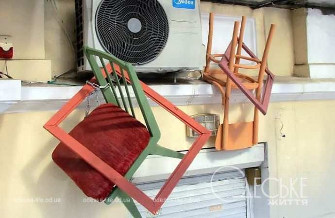 Одесские витрины весной, стульчик