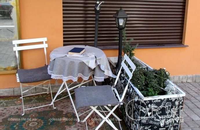 Одесские витрины весной, столик