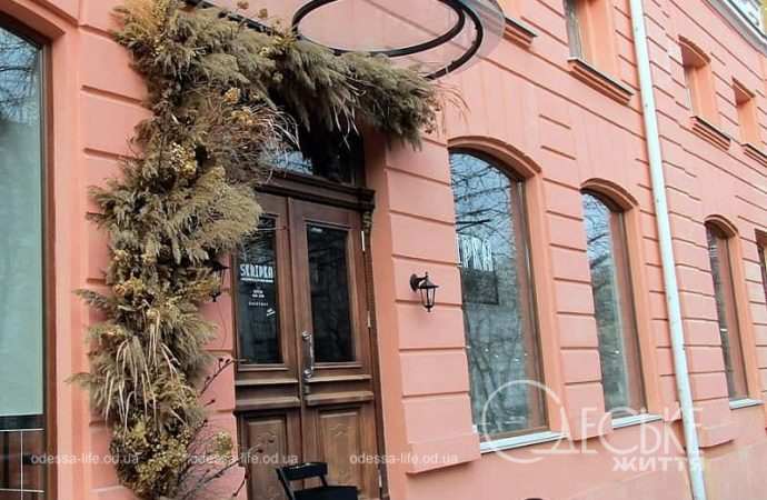 Одесские витрины весной, розовый фасад
