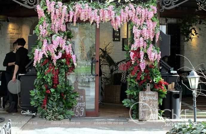 Одесские витрины весной, розовые цветы