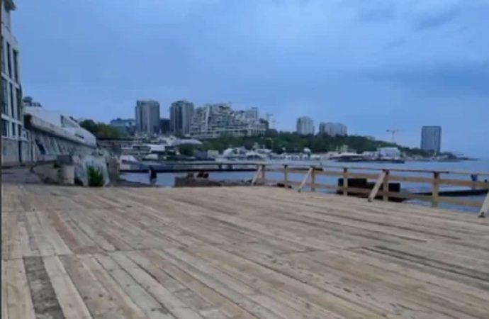 На Трасі здоров’я біля одеської Аркадії встановили дерев’яний настил (відео)