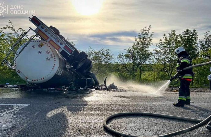 В жестком ДТП на трассе Одесса – Рени погиб водитель фуры