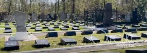 На одесском кладбише есть аллея, где похоронены воины-освободители (видео)
