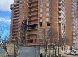 Рани Одеси: чи можна врятувати 16-поверховий будинок на вулиці Середній, пошкоджений під час ракетного удару (фото)