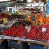Одеський Новий базар наприкінці квітня: море полуниці та золотий молодий горошок