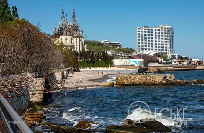 Набережная Одессы после обстрела, море