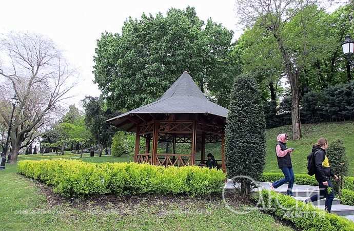 Стамбульский парк, беседка