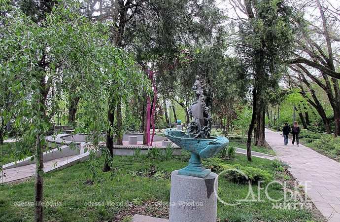 Греческий парк, скульптуры Ревы