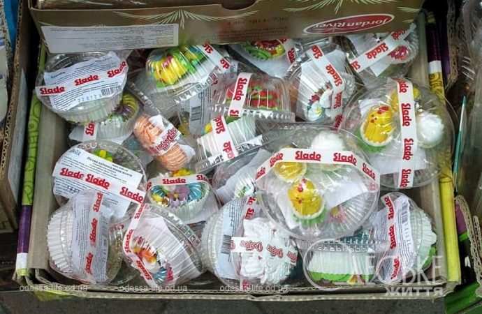 Торговля пасхальными товарами на одесском рынке