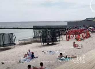 Пляжі Одеси у квітні: підтоплення, клуби на палях та загоряючі по-літньому (відео)