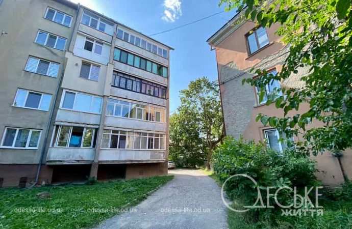 Улица Одесская в Ужгороде, школа