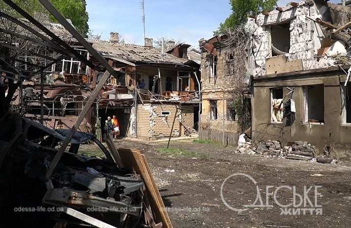 Пересыпь, 23 апреля 2024, у разрушенного дома