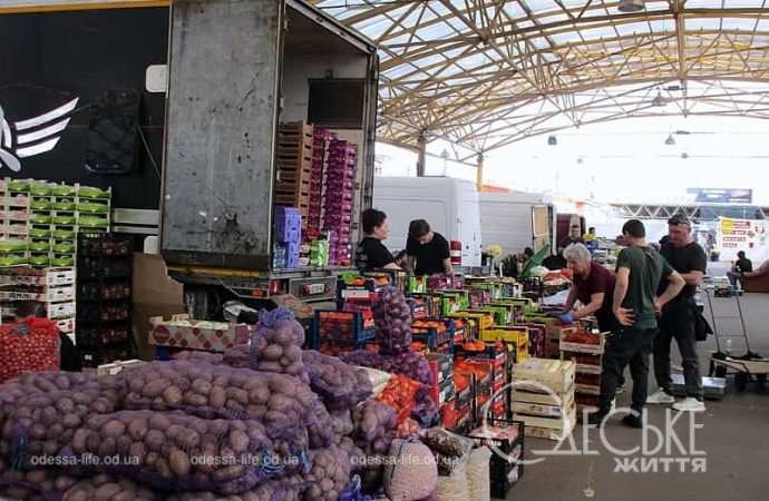 Привоз: торговля овощами