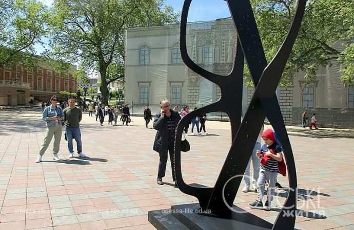 Гигантские очки на Думской площади