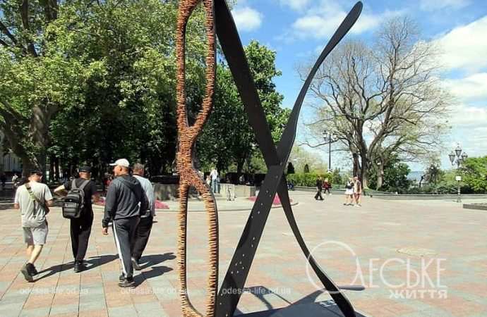 "Очки войны" на Думской площади в Одессе