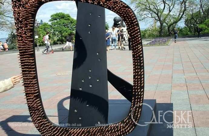 Новая скульптура Михаила Ревы в виде очков