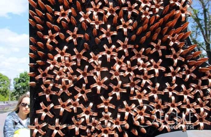 Гильзы патронов превращаются в цветы - скульптура "Прозрение"