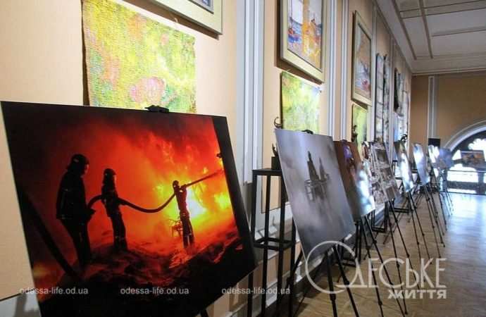 В Одессе открылась фотовыставка о тяжелейшей работе пожарных в дни войны (фоторепортаж)