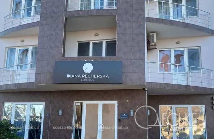 Здание на набережной после обстрела 20 апреля 2024-3