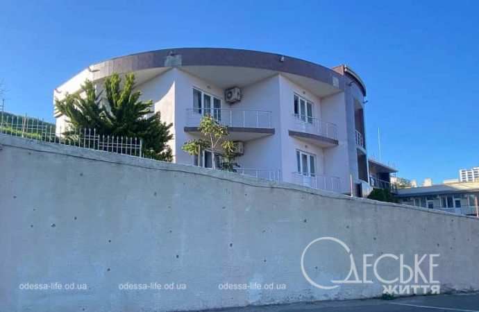 Здание на набережной после обстрела 20 апреля 2024-4