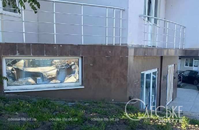 Здание на набережной после обстрела 20 апреля 2024