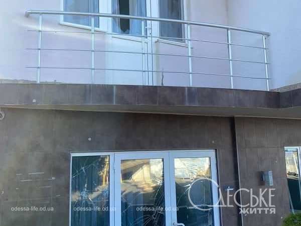 Здание на набережной после обстрела 20 апреля 2024-2