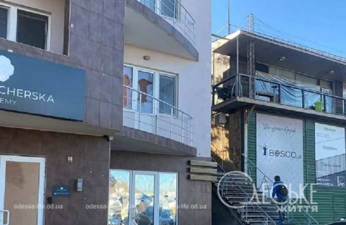 Здание на набережной после обстрела 20 апреля 2024-5