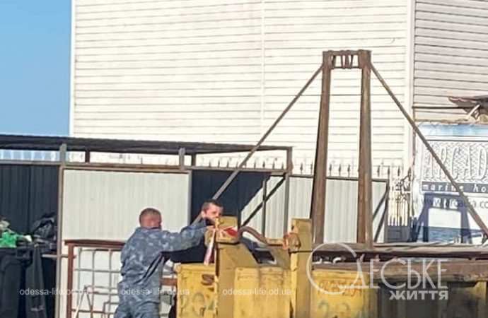 Здание на набережной после обстрела 20 апреля 2024-6