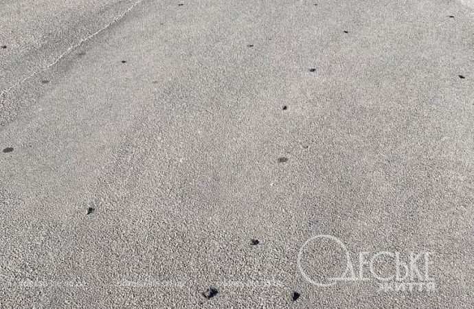 После обстрела: следы на асфальте