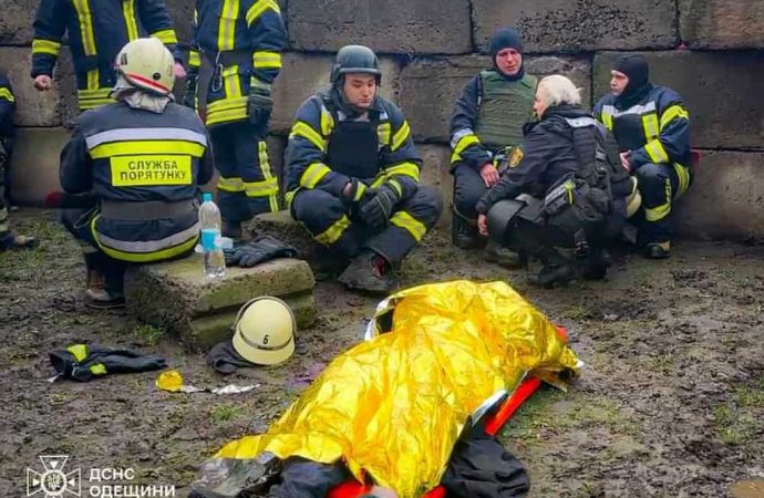 Они вышли из огня: одесские спасатели, пришедшие на помощь во время двойного ракетного удара