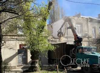 В Одесі зносять пошкоджені внаслідок обстрілів частини будинків (фото)