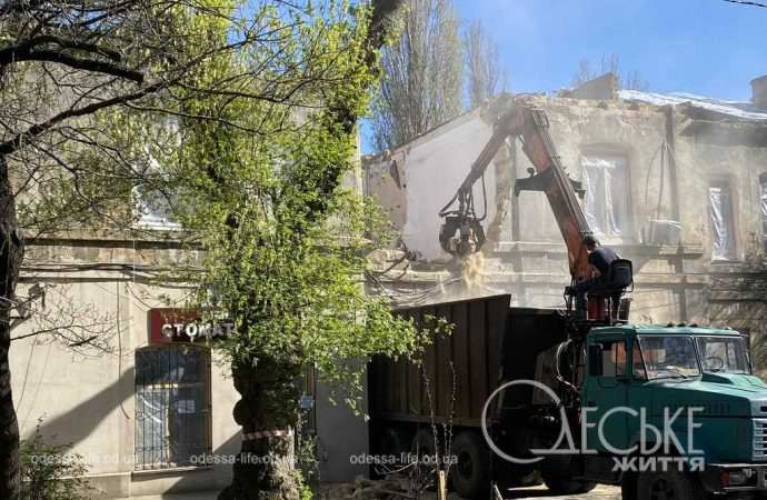 В Одессе сносят поврежденные в результате обстрелов части домов (фото)