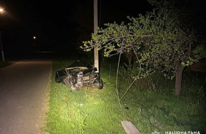 Смертельна аварія в Одеській області: автомобіль влетів в електроопору