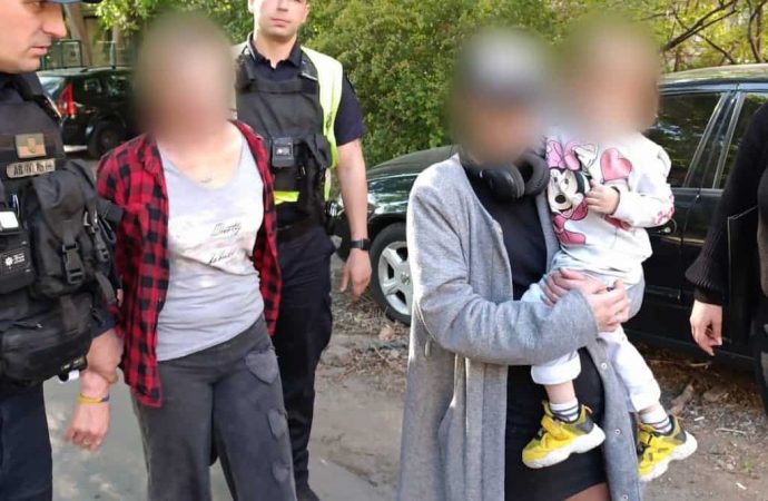 Одесситка в прямом эфире распивала алкоголь и издевалась над ребенком: ее уже нашли